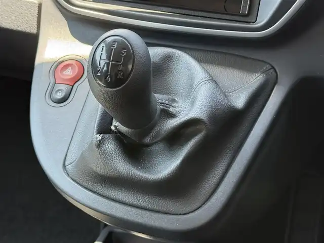 ルノー カングー アクティフ 静岡県 2015(平27)年 6.5万km 赤 両側スライドドア/社外ナビ/・CD/・Bluetooth/・ワンセグTV/キーレスキー/純正フロアマット/純正15インチアルミホイール/HIDヘッドライト