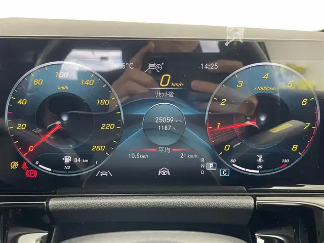 メルセデス・ベンツ Ｂ１８０ 愛知県 2021(令3)年 2.5万km ポーラホワイト ・18インチAMGアルミ/・革巻ステアリング/・マルチビームLEDヘッドライト/・アダプティブハイビームアシストプラス/・アクティブブレーキアシスト/・アクティブディスタンスアシスト・ディストロニック/・ブラインドスポットアシスト/・レーンキーピングアシスト/・アクティブステアリングアシスト/・ハーフレザーシート/・10.25インチディスプレイ/・フルセグTV/・メモリー付パワーシート（前席）/・シートヒーター （前席）/・パワーバックドア/・純正ドライブレコーダー/・ETC