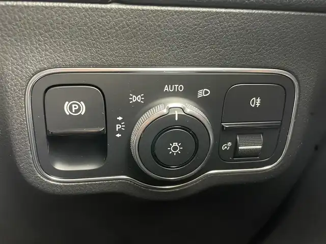 メルセデス・ベンツ Ｂ１８０ 愛知県 2021(令3)年 2.5万km ポーラホワイト ・18インチAMGアルミ/・革巻ステアリング/・マルチビームLEDヘッドライト/・アダプティブハイビームアシストプラス/・アクティブブレーキアシスト/・アクティブディスタンスアシスト・ディストロニック/・ブラインドスポットアシスト/・レーンキーピングアシスト/・アクティブステアリングアシスト/・ハーフレザーシート/・10.25インチディスプレイ/・フルセグTV/・メモリー付パワーシート（前席）/・シートヒーター （前席）/・パワーバックドア/・純正ドライブレコーダー/・ETC