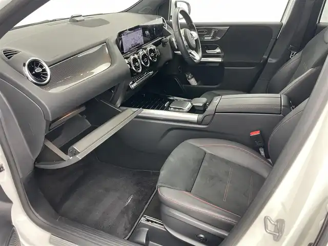 メルセデス・ベンツ Ｂ１８０ 愛知県 2021(令3)年 2.5万km ポーラホワイト ・18インチAMGアルミ/・革巻ステアリング/・マルチビームLEDヘッドライト/・アダプティブハイビームアシストプラス/・アクティブブレーキアシスト/・アクティブディスタンスアシスト・ディストロニック/・ブラインドスポットアシスト/・レーンキーピングアシスト/・アクティブステアリングアシスト/・ハーフレザーシート/・10.25インチディスプレイ/・フルセグTV/・メモリー付パワーシート（前席）/・シートヒーター （前席）/・パワーバックドア/・純正ドライブレコーダー/・ETC