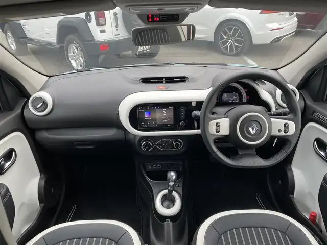 ルノー ルノー トゥインゴ インテンス 福岡県 2024(令6)年 2.2万km ブルードラジェ ・１オーナー/・クルーズコントロール/・ｃａｒｐｌａｙ／Ｂｌｕｅｔｏｏｔｈ／ＵＳＢ／ＡＵＸ/・ハーフレザーシート／シートヒーター/・ＥＴＣ/・純正１７ＡＷ/・保証書/・取扱説明書/・ハロゲンランプ/・オートライト