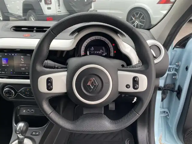 ルノー ルノー トゥインゴ インテンス 福岡県 2024(令6)年 2.2万km ブルードラジェ ・１オーナー/・クルーズコントロール/・ｃａｒｐｌａｙ／Ｂｌｕｅｔｏｏｔｈ／ＵＳＢ／ＡＵＸ/・ハーフレザーシート／シートヒーター/・ＥＴＣ/・純正１７ＡＷ/・保証書/・取扱説明書/・ハロゲンランプ/・オートライト