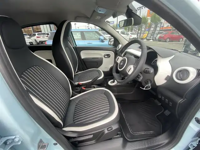 ルノー ルノー トゥインゴ インテンス 福岡県 2024(令6)年 2.2万km ブルードラジェ ・１オーナー/・クルーズコントロール/・ｃａｒｐｌａｙ／Ｂｌｕｅｔｏｏｔｈ／ＵＳＢ／ＡＵＸ/・ハーフレザーシート／シートヒーター/・ＥＴＣ/・純正１７ＡＷ/・保証書/・取扱説明書/・ハロゲンランプ/・オートライト