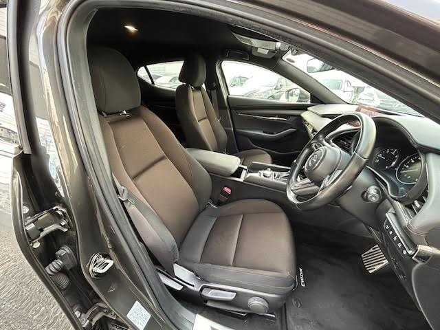 マツダ マツダ３ファストバック XD プロアクティブ 埼玉県 2021(令3)年 7万km マシーングレープレミアムM 全方位カメラ/ドライブレコーダー/ブラインドスポットモニター/オートワイパー/ヘッドアップディスプレイ/純正フロアマット/Bluetooth/レーダークルーズコントロール/ETC/アイドリングストップ/オートマチックハイビーム/純正アルミホイール/スペアキー