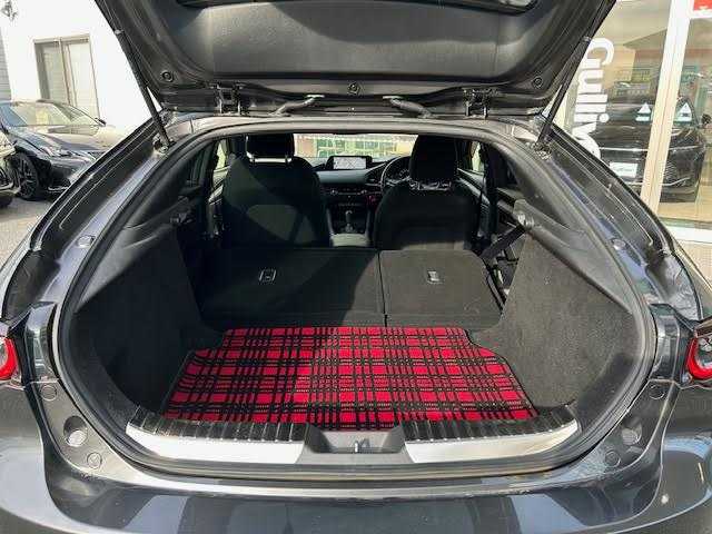 マツダ マツダ３ファストバック XD プロアクティブ 埼玉県 2021(令3)年 7万km マシーングレープレミアムM 全方位カメラ/ドライブレコーダー/ブラインドスポットモニター/オートワイパー/ヘッドアップディスプレイ/純正フロアマット/Bluetooth/レーダークルーズコントロール/ETC/アイドリングストップ/オートマチックハイビーム/純正アルミホイール/スペアキー