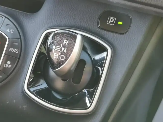 トヨタ ノア ハイブリッド X 茨城県 2014(平26)年 6.9万km ブラック 純正ナビ/【AM・FM・CD・DVD・SD・TV・DS・BT】/フリップダウンモニター/両側パワスラ/ETC/Bカメラ/前後コーナーセンサー/オートライト/LEDライト/オートエアコン/後席AAC/ステリモ/フロアマット/純正アルミホイール/電格ミラー/ウインカーミラー/ドアバイザー