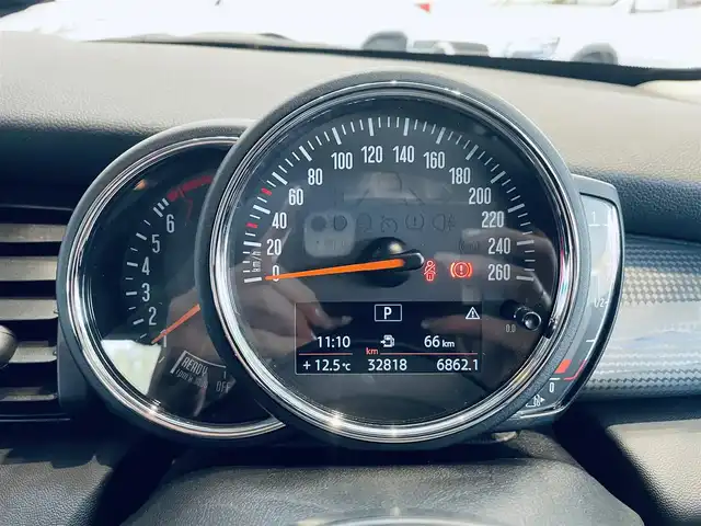 ＭＩＮＩ ミニ クーパー 大阪府 2020(令2)年 3.3万km ペッパー・ホワイト ワンオーナー/純正ＨＤＤナビ/バックカメラ/HIDヘッドライト/ディスプレイリング/純正アームレスト/リモコンキー/プッシュスタート/ETC/コーナーセンサー