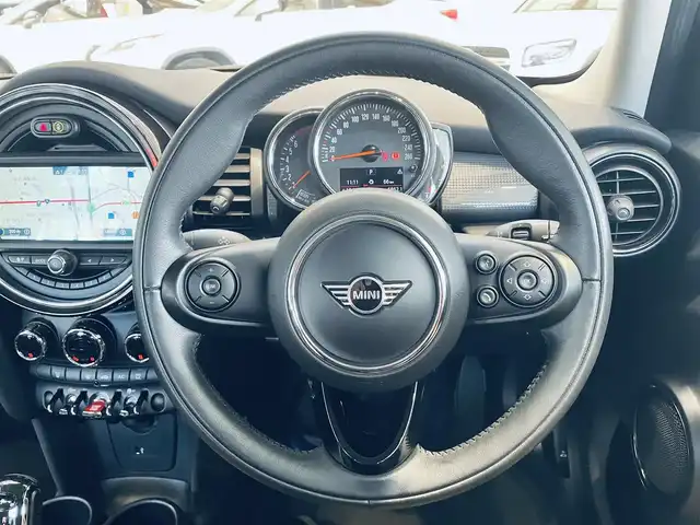 ＭＩＮＩ ミニ クーパー 大阪府 2020(令2)年 3.3万km ペッパー・ホワイト ワンオーナー/純正ＨＤＤナビ/バックカメラ/HIDヘッドライト/ディスプレイリング/純正アームレスト/リモコンキー/プッシュスタート/ETC/コーナーセンサー