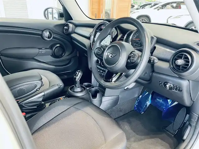 ＭＩＮＩ ミニ クーパー 大阪府 2020(令2)年 3.3万km ペッパー・ホワイト ワンオーナー/純正ＨＤＤナビ/バックカメラ/HIDヘッドライト/ディスプレイリング/純正アームレスト/リモコンキー/プッシュスタート/ETC/コーナーセンサー