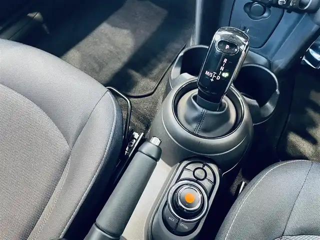 ＭＩＮＩ ミニ クーパー 大阪府 2020(令2)年 3.3万km ペッパー・ホワイト ワンオーナー/純正ＨＤＤナビ/バックカメラ/HIDヘッドライト/ディスプレイリング/純正アームレスト/リモコンキー/プッシュスタート/ETC/コーナーセンサー