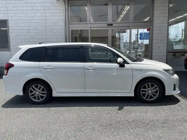 トヨタ カローラ フィールダー HV G エアロツアラー W×B 愛知県 2013(平25)年 7万km ホワイトパールクリスタルシャイン (株)IDOMが運営する【じしゃロン豊川店】の自社ローン専用車両になります。こちらは現金またはオートローンご利用時の価格です。自社ローンご希望の方は別途その旨お申付け下さい/ 純正ディーラーナビ/ バックカメラ/ ETC/ 革巻ステアリング/ ステアリングスイッチ/ ウインカーミラー/ ハーフレザーシート/ トノカバー/ ドアバイザー/ 純正フロアマット