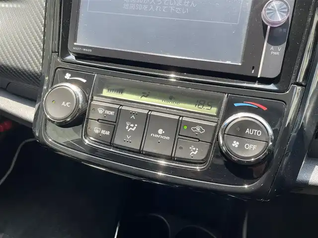トヨタ カローラ フィールダー HV G エアロツアラー W×B 愛知県 2013(平25)年 7万km ホワイトパールクリスタルシャイン (株)IDOMが運営する【じしゃロン豊川店】の自社ローン専用車両になります。こちらは現金またはオートローンご利用時の価格です。自社ローンご希望の方は別途その旨お申付け下さい/ 純正ディーラーナビ/ バックカメラ/ ETC/ 革巻ステアリング/ ステアリングスイッチ/ ウインカーミラー/ ハーフレザーシート/ トノカバー/ ドアバイザー/ 純正フロアマット