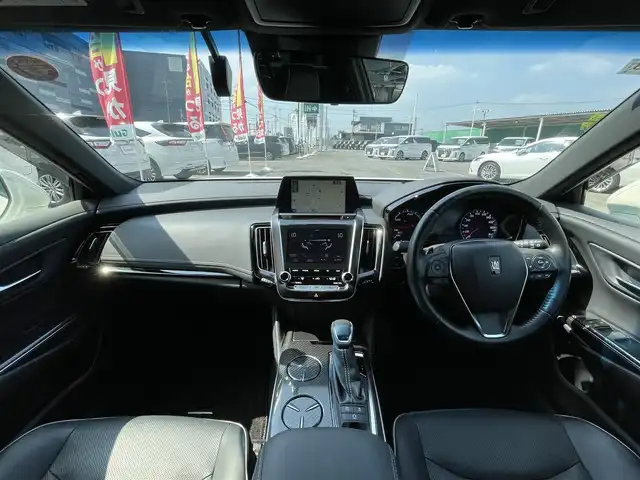トヨタ クラウン ハイブリッド RS 千葉県 2018(平30)年 7.8万km ホワイトパールクリスタルシャイン レザーシートパッケージ/黒レザーシート/純正メーカーオプションナビ/・CD/DVD/MSV/Bluetooth/フルセグ/バックカメラ/前席パワーシート/前席シートヒーター/前席シートベンチレーション/トヨタセーフティーセンス/・プリクラッシュセーフティー/・レーンディパーチャーアラート/・パーキングサポートブレーキ/・リヤクロストラフィックアラート/・ロードサインアシスト/・ブラインドスポットモニター/・アダプティブクルーズコントロール/スマートキー/前後コーナーセンサー/パドルシフト/純正LEDヘッドライト/フォグランプ/純正18インチアルミホイール/本革巻きステアリング/純正ドライブレコーダー/ビルトインETC2.0/リアスポイラー/ドアバイザー/サイド＆カーテンエアバッグ/新車時保証書＆取扱説明書