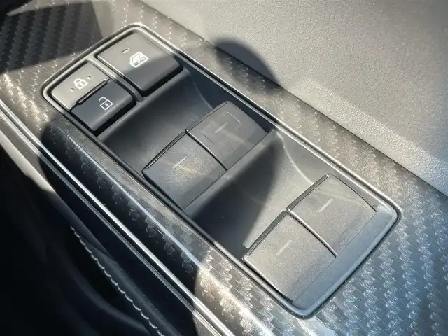 トヨタ クラウン ハイブリッド RS 千葉県 2018(平30)年 7.8万km ホワイトパールクリスタルシャイン レザーシートパッケージ/黒レザーシート/純正メーカーオプションナビ/・CD/DVD/MSV/Bluetooth/フルセグ/バックカメラ/前席パワーシート/前席シートヒーター/前席シートベンチレーション/トヨタセーフティーセンス/・プリクラッシュセーフティー/・レーンディパーチャーアラート/・パーキングサポートブレーキ/・リヤクロストラフィックアラート/・ロードサインアシスト/・ブラインドスポットモニター/・アダプティブクルーズコントロール/スマートキー/前後コーナーセンサー/パドルシフト/純正LEDヘッドライト/フォグランプ/純正18インチアルミホイール/本革巻きステアリング/純正ドライブレコーダー/ビルトインETC2.0/リアスポイラー/ドアバイザー/サイド＆カーテンエアバッグ/新車時保証書＆取扱説明書