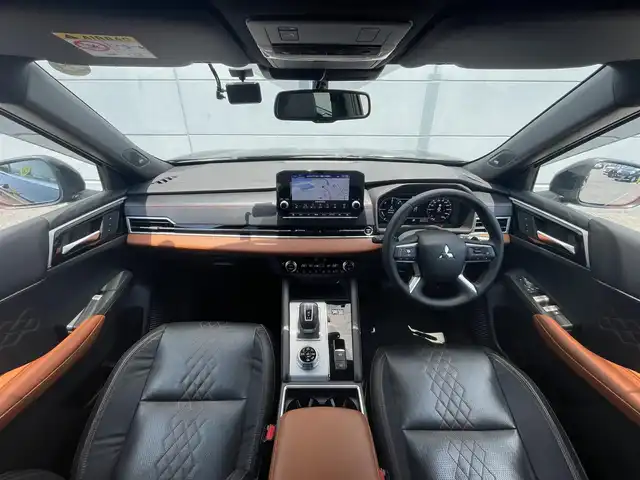 三菱 アウトランダー ＰＨＥＶ P 千葉県 2022(令4)年 4.2万km ブラックダイヤモンド ワンオーナー/衝突軽減ブレーキ/全方位カメラ/純正１２．３インチナビ/ＢＯＳＥサウンド/置くだけ充電/パワーバックドア/黒レザーシート/シートヒーター　/ステアリングヒーター/ＬＥＤヘッドライト