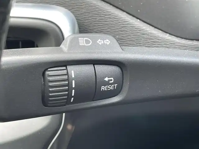 ボルボ Ｖ４０ D4 インスクリプション 福岡県 2017(平29)年 5.8万km ブラック 純正7型HDDナビ（フルセグTV/CD/DVD/BT）バックモニターレーダークルコンコーナーセンサーブラインドスポットパーキングアシストETC前後ドラレコシートヒーターハンドルヒーター純正LEDヘッドライト純正17インチアルミホイール純正フロアマットパワーシートプッシュスタートスマートキー