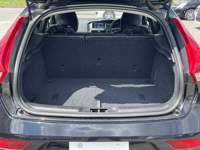 ボルボ Ｖ４０ D4 インスクリプション 福岡県 2017(平29)年 5.8万km ブラック 純正7型HDDナビ（フルセグTV/CD/DVD/BT）バックモニターレーダークルコンコーナーセンサーブラインドスポットパーキングアシストETC前後ドラレコシートヒーターハンドルヒーター純正LEDヘッドライト純正17インチアルミホイール純正フロアマットパワーシートプッシュスタートスマートキー