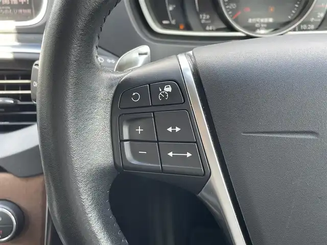 ボルボ Ｖ４０ D4 インスクリプション 福岡県 2017(平29)年 5.8万km ブラック 純正7型HDDナビ（フルセグTV/CD/DVD/BT）バックモニターレーダークルコンコーナーセンサーブラインドスポットパーキングアシストETC前後ドラレコシートヒーターハンドルヒーター純正LEDヘッドライト純正17インチアルミホイール純正フロアマットパワーシートプッシュスタートスマートキー