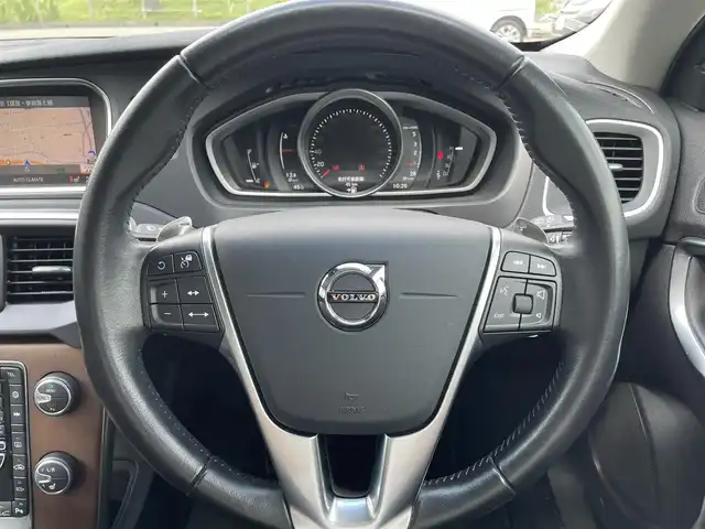 ボルボ Ｖ４０ D4 インスクリプション 福岡県 2017(平29)年 5.8万km ブラック 純正7型HDDナビ（フルセグTV/CD/DVD/BT）バックモニターレーダークルコンコーナーセンサーブラインドスポットパーキングアシストETC前後ドラレコシートヒーターハンドルヒーター純正LEDヘッドライト純正17インチアルミホイール純正フロアマットパワーシートプッシュスタートスマートキー