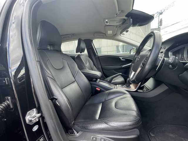 ボルボ Ｖ４０ D4 インスクリプション 福岡県 2017(平29)年 5.8万km ブラック 純正7型HDDナビ（フルセグTV/CD/DVD/BT）バックモニターレーダークルコンコーナーセンサーブラインドスポットパーキングアシストETC前後ドラレコシートヒーターハンドルヒーター純正LEDヘッドライト純正17インチアルミホイール純正フロアマットパワーシートプッシュスタートスマートキー