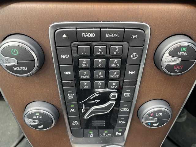 ボルボ Ｖ４０ D4 インスクリプション 福岡県 2017(平29)年 5.8万km ブラック 純正7型HDDナビ（フルセグTV/CD/DVD/BT）バックモニターレーダークルコンコーナーセンサーブラインドスポットパーキングアシストETC前後ドラレコシートヒーターハンドルヒーター純正LEDヘッドライト純正17インチアルミホイール純正フロアマットパワーシートプッシュスタートスマートキー