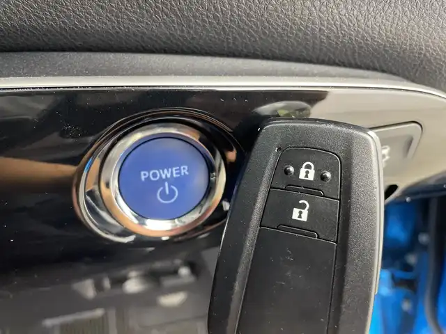 トヨタ プリウス A 新潟県 2020(令2)年 9.5万km ブルーM 純正メモリナビ【NSZT-Y68T】/　フルセグTV/Bluetooth/CD/DVD/レーダークルーズコントロール/衝突被害軽減ブレーキ/レーンキープアシスト/ブラインドスポットモニター/リヤクロストラフィックアラート/パーキングサポートブレーキ/前後コーナーセンサー/D席パワーシート/前後ドライブレコーダー/バックモニター/ビルトインETC/横滑り防止装置/ヘッドアップディスプレイ/LEDヘッドライト/オートマチックハイビーム/オートライト/ステアリングスイッチ
