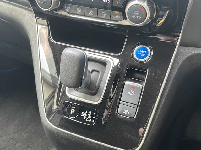 日産 セレナ e－パワー ハイウェイスター V 兵庫県 2020(令2)年 3.7万km マルーンレッド 2トーン ワンオーナー/純正メーカーSDナビ/　Bluetooth/USB/CD/iPod/HDMI/AM/FM/フルセグテレビ（走行中視聴可能）/アラウンドビューモニター/ブラインドスポットモニター/プロパイロット/ブレーキホールド/両側パワースライドドア/3列シート/アダプティブクルーズコントロール/レーンキープアシスト/前後コーナーセンサー/アンチロック・ブレーキ・システム/横滑り防止装置/盗難防止装置/衝突被害軽減システム/パワーステアリング/パワーウィンドウ/純正フロアマット/純正アルミホイール/LEDヘッドライト/スペアキー（1本）/エアバッグ（W+サイド）/記録簿/保証書/取扱説明書