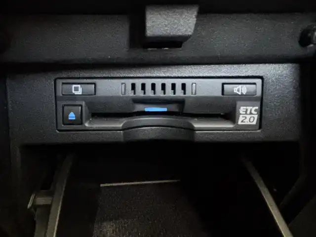 トヨタ アルファード S Cパッケージ 愛知県 2021(令3)年 5万km ホワイトパールクリスタルシャイン ワンオーナー/純正ナビ(フルセグ/BT/USB/DVD/CD/AM/FM)/純正フリップダウンモニター/ETC2.0/前後ドライブレコーダー/バックカメラ/両側パワースライドドア/電動リアゲート/オットマン/三列シート/パワーシート/シートヒーター/シートクーラー/レザーシート/チップアップシート/純正フロアマット/アクティブクルーズコントロール/ABS/横滑り防止装置/レーンキープアシスト/盗難防止装置/衝突被害軽減システム/オートライト/オートマチックハイビーム/パワーステアリング/パワーウィンドウ/ハンドルヒーター/電動格納式ミラー/ドアバイザー/フォグランプ/純正アルミホイール/保証書/取扱説明書/スマートキー/スペアキー