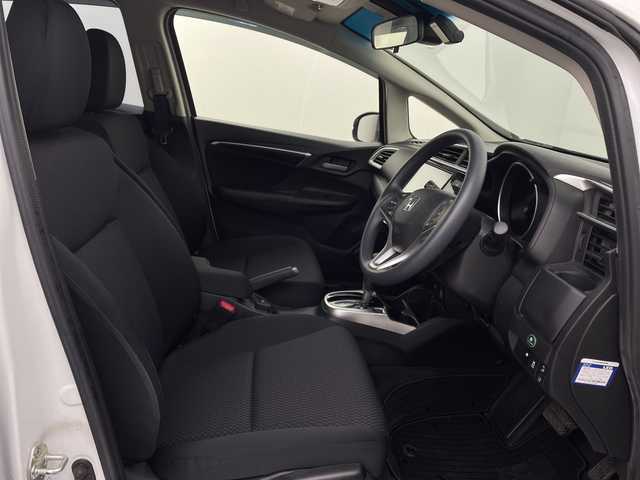 ホンダ フィット 13G L ホンダセンシング 新潟県 2019(平31)年 1.6万km プラチナホワイトパール ホンダセンシング/純正8インチSDナビ/　CD/DVD/Bluetooth/フルセグTV/バックカメラ/レーダークルーズコントロール/LEDヘッドライト/LEDフォグランプ/電格ミラー/ウィンカーミラー/ドラレコ/スマートキー/ビルトインETC