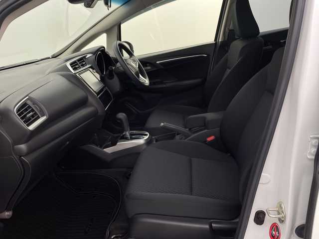 ホンダ フィット 13G L ホンダセンシング 新潟県 2019(平31)年 1.6万km プラチナホワイトパール ホンダセンシング/純正8インチSDナビ/　CD/DVD/Bluetooth/フルセグTV/バックカメラ/レーダークルーズコントロール/LEDヘッドライト/LEDフォグランプ/電格ミラー/ウィンカーミラー/ドラレコ/スマートキー/ビルトインETC