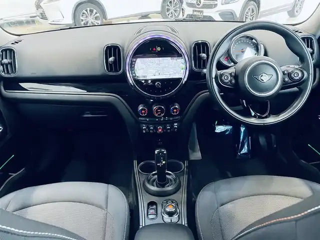 ＭＩＮＩ ＢＭＷ ミニ クロスオーバー クーパー D 大阪府 2020(令2)年 3.6万km セージグリーンメタリック ワンオーナー/ペッパーPGK/純正ナビ/バックカメラ/Bluetooth/コンフォートアクセス/ディスプレイリング/ACC/インテリセーフティ/ドラレコ/LEDヘッドライト/ユニオンジャックテール