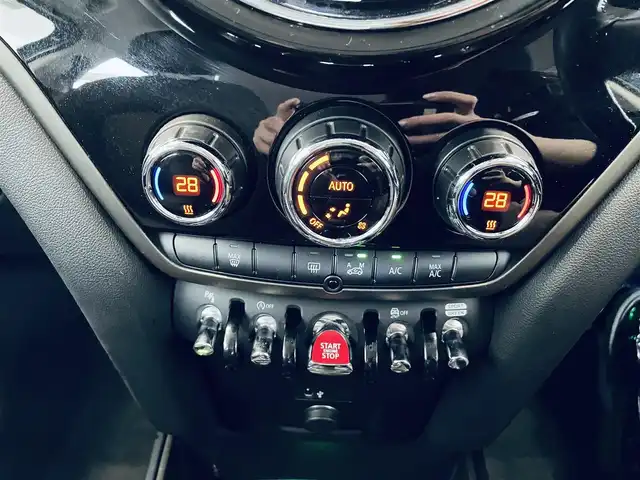 ＭＩＮＩ ＢＭＷ ミニ クロスオーバー クーパー D 大阪府 2020(令2)年 3.6万km セージグリーンメタリック ワンオーナー/ペッパーPGK/純正ナビ/バックカメラ/Bluetooth/コンフォートアクセス/ディスプレイリング/ACC/インテリセーフティ/ドラレコ/LEDヘッドライト/ユニオンジャックテール