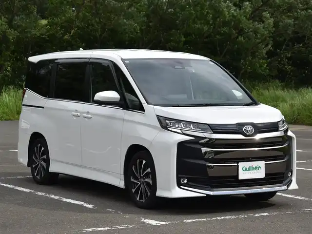 トヨタ ノア S－Z 福岡県 2022(令4)年 4万km ホワイトパールクリスタルシャイン ディスプレイオーディオプラス/・10.5インチディスプレイオーディオ車載メモリーナビ/・CD/DVD地デジTV/・12スピーカー/・USB入力/HDMI入力/・AM/FM/・AppleCarPlay/AndroidAuto/・ETC2.0ユニット/快適利便パッケージ(High)/・ハンズフリーパワースライドドア/・パワーバックドア/・ナノイーX/・ステアリングヒーター/・シートヒーター（2列目）/・オットマン/ブラインドスポットモニター/・安心降車アシスト/・アドバンストドライブ/・緊急時操舵支援/・フロントクロストラフィックアラート/・レーンチェンジアシスト/・パーキングサポートブレーキ/トヨタチームメイト/・アドバンストパーク/・パノラミックビューモニター/三眼LEDヘッドライト/14インチフリップダウンモニター/前後ドライブレコーダー/リアオートエアコン/純正17インチアルミホイール/ハーフレザーシート/保証書・取説・スペアキー