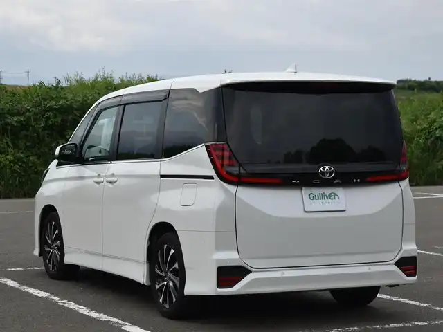 トヨタ ノア S－Z 福岡県 2022(令4)年 4万km ホワイトパールクリスタルシャイン ディスプレイオーディオプラス/・10.5インチディスプレイオーディオ車載メモリーナビ/・CD/DVD地デジTV/・12スピーカー/・USB入力/HDMI入力/・AM/FM/・AppleCarPlay/AndroidAuto/・ETC2.0ユニット/快適利便パッケージ(High)/・ハンズフリーパワースライドドア/・パワーバックドア/・ナノイーX/・ステアリングヒーター/・シートヒーター（2列目）/・オットマン/ブラインドスポットモニター/・安心降車アシスト/・アドバンストドライブ/・緊急時操舵支援/・フロントクロストラフィックアラート/・レーンチェンジアシスト/・パーキングサポートブレーキ/トヨタチームメイト/・アドバンストパーク/・パノラミックビューモニター/三眼LEDヘッドライト/14インチフリップダウンモニター/前後ドライブレコーダー/リアオートエアコン/純正17インチアルミホイール/ハーフレザーシート/保証書・取説・スペアキー