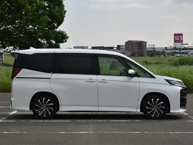 トヨタ ノア S－Z 福岡県 2022(令4)年 4万km ホワイトパールクリスタルシャイン ディスプレイオーディオプラス/・10.5インチディスプレイオーディオ車載メモリーナビ/・CD/DVD地デジTV/・12スピーカー/・USB入力/HDMI入力/・AM/FM/・AppleCarPlay/AndroidAuto/・ETC2.0ユニット/快適利便パッケージ(High)/・ハンズフリーパワースライドドア/・パワーバックドア/・ナノイーX/・ステアリングヒーター/・シートヒーター（2列目）/・オットマン/ブラインドスポットモニター/・安心降車アシスト/・アドバンストドライブ/・緊急時操舵支援/・フロントクロストラフィックアラート/・レーンチェンジアシスト/・パーキングサポートブレーキ/トヨタチームメイト/・アドバンストパーク/・パノラミックビューモニター/三眼LEDヘッドライト/14インチフリップダウンモニター/前後ドライブレコーダー/リアオートエアコン/純正17インチアルミホイール/ハーフレザーシート/保証書・取説・スペアキー