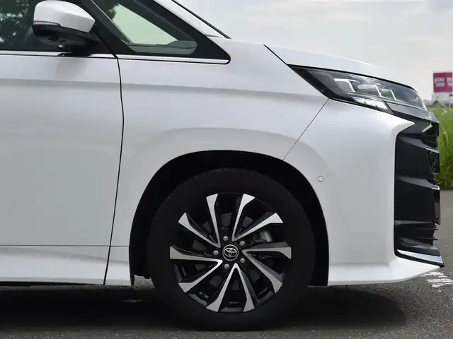 トヨタ ノア S－Z 福岡県 2022(令4)年 4万km ホワイトパールクリスタルシャイン ディスプレイオーディオプラス/・10.5インチディスプレイオーディオ車載メモリーナビ/・CD/DVD地デジTV/・12スピーカー/・USB入力/HDMI入力/・AM/FM/・AppleCarPlay/AndroidAuto/・ETC2.0ユニット/快適利便パッケージ(High)/・ハンズフリーパワースライドドア/・パワーバックドア/・ナノイーX/・ステアリングヒーター/・シートヒーター（2列目）/・オットマン/ブラインドスポットモニター/・安心降車アシスト/・アドバンストドライブ/・緊急時操舵支援/・フロントクロストラフィックアラート/・レーンチェンジアシスト/・パーキングサポートブレーキ/トヨタチームメイト/・アドバンストパーク/・パノラミックビューモニター/三眼LEDヘッドライト/14インチフリップダウンモニター/前後ドライブレコーダー/リアオートエアコン/純正17インチアルミホイール/ハーフレザーシート/保証書・取説・スペアキー