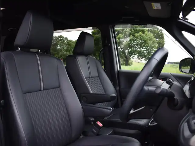 トヨタ ノア S－Z 福岡県 2022(令4)年 4万km ホワイトパールクリスタルシャイン ディスプレイオーディオプラス/・10.5インチディスプレイオーディオ車載メモリーナビ/・CD/DVD地デジTV/・12スピーカー/・USB入力/HDMI入力/・AM/FM/・AppleCarPlay/AndroidAuto/・ETC2.0ユニット/快適利便パッケージ(High)/・ハンズフリーパワースライドドア/・パワーバックドア/・ナノイーX/・ステアリングヒーター/・シートヒーター（2列目）/・オットマン/ブラインドスポットモニター/・安心降車アシスト/・アドバンストドライブ/・緊急時操舵支援/・フロントクロストラフィックアラート/・レーンチェンジアシスト/・パーキングサポートブレーキ/トヨタチームメイト/・アドバンストパーク/・パノラミックビューモニター/三眼LEDヘッドライト/14インチフリップダウンモニター/前後ドライブレコーダー/リアオートエアコン/純正17インチアルミホイール/ハーフレザーシート/保証書・取説・スペアキー