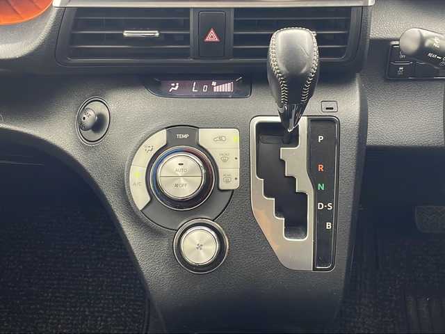 トヨタ シエンタ G 沖縄県 2017(平29)年 8.4万km ホワイトパールクリスタルシャイン 純正ナビ/（フルセグ DVD CD Bluetooth）/バックカメラ/ドライブレコーダー/ETC/両側パワースライドドア/LEDヘッドライト/シートカバー/トヨタセーフティセンス/スマートキー