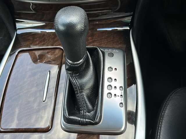 日産 フーガ 250GT タイプP 愛知県 2009(平21)年 7.1万km クリスタルホワイトパール ローダウンスプリング/純正ナビ/フルセグTV/バックビューモニター/ビルトインETC/クルーズコントロール/横滑り防止装置/HIDヘッドランプ/アクティブAFS/オートライト/オートエアコン/本革巻きステアリング/ステアリングスイッチ/ブラック革シート/前席パワーシート/シートヒーター/前席エアコンディショニングシート/運転席ドライビングポジションメモリー/助手席パワーオットマン/クレンツェアクエルド20インチアルミホイール/インテリジェントキー/禁煙車