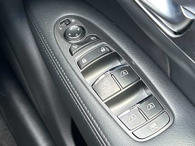 日産 フーガ 250GT タイプP 愛知県 2009(平21)年 7.1万km クリスタルホワイトパール ローダウンスプリング/純正ナビ/フルセグTV/バックビューモニター/ビルトインETC/クルーズコントロール/横滑り防止装置/HIDヘッドランプ/アクティブAFS/オートライト/オートエアコン/本革巻きステアリング/ステアリングスイッチ/ブラック革シート/前席パワーシート/シートヒーター/前席エアコンディショニングシート/運転席ドライビングポジションメモリー/助手席パワーオットマン/クレンツェアクエルド20インチアルミホイール/インテリジェントキー/禁煙車