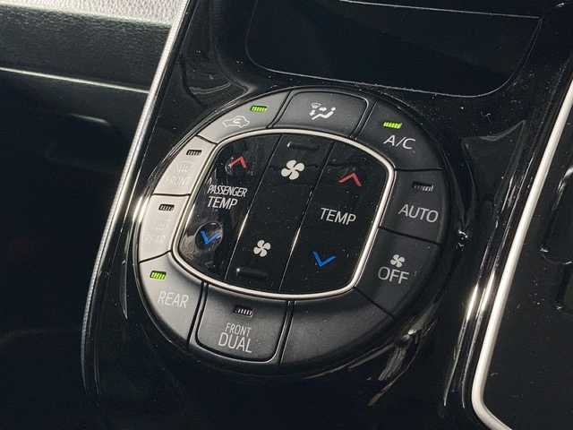 トヨタ ヴォクシー ZS 煌Ⅱ 沖縄県 2017(平29)年 6.7万km ブラック 県外仕入れ　/禁煙車/両側パワースライドドア/純正９インチナビ/【CD/DVD/フルセグTV/BT】/１２インチ後席フリップダウンモニター/バックカメラ/前方ドライブレコーダー/ビルトインETC/トヨタセーフティセンス/→プリクラッシュセーフティ/→レーンディパーチャーアラート/→オートマチックハイビーム/ステリングリモコン/オートライト/純正フロアマット/スマートキー/スペアキー