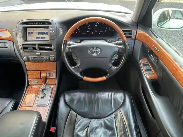 トヨタ セルシオ Cタイプ 静岡県 2001(平13)年 14万km ホワイトパールクリスタルシャイン サンルーフ/純正ナビ/MD/CD/黒革シート/前席シートヒーター/前席エアシート/前席パワーシート/運転席シートメモリー/クルーズコントロール/HIDヘッドライト/ETC/ウッドコンビステア/電動コーナーポール/全ドアイージークローザー/キーレス/スペアキー/保証書/取扱説明書/ナビ取扱説明書