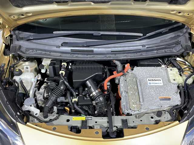 日産 ノート e－パワー X 沖縄県 2019(平31)年 5万km ギャラクシーゴールド 禁煙車　/社外ナビ[AVN-RB7]/（ＣＤ　ＤＶＤ　Ｂｌｕｅｔｏｏｔｈ）/バックカメラ　/コーナーセンサー　/ＥＴＣ　/前方ドライブレコーダー　/エマージェンシーブレーキ　/レーンキープアシスト　/ドアバイザー/純正アルミホイール