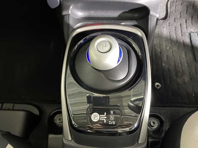 日産 ノート e－パワー X 沖縄県 2019(平31)年 5万km ギャラクシーゴールド 禁煙車　/社外ナビ[AVN-RB7]/（ＣＤ　ＤＶＤ　Ｂｌｕｅｔｏｏｔｈ）/バックカメラ　/コーナーセンサー　/ＥＴＣ　/前方ドライブレコーダー　/エマージェンシーブレーキ　/レーンキープアシスト　/ドアバイザー/純正アルミホイール