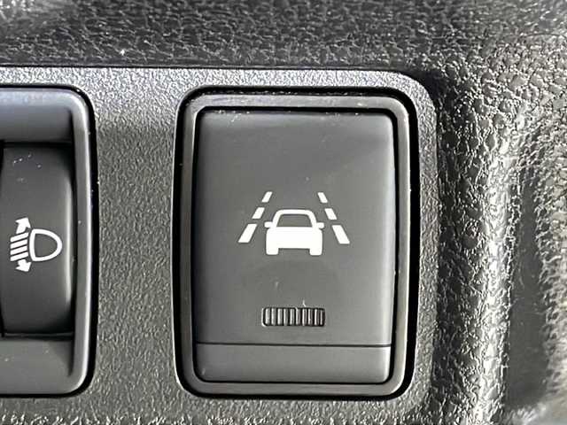 日産 ノート e－パワー X 沖縄県 2019(平31)年 5万km ギャラクシーゴールド 禁煙車　/社外ナビ[AVN-RB7]/（ＣＤ　ＤＶＤ　Ｂｌｕｅｔｏｏｔｈ）/バックカメラ　/コーナーセンサー　/ＥＴＣ　/前方ドライブレコーダー　/エマージェンシーブレーキ　/レーンキープアシスト　/ドアバイザー/純正アルミホイール