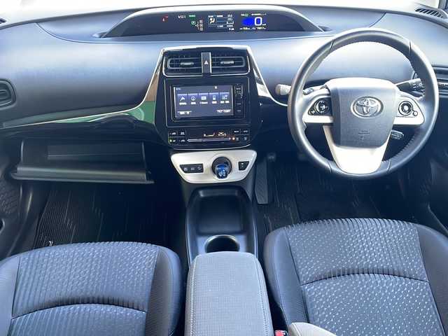 トヨタ プリウス S 岐阜県 2016(平28)年 1.6万km ダークブルーマイカM 禁煙車/純正ナビ/バックカメラ/プリクラッシュセーフティ/LDA/レーダークルーズコントロール/オートライト/オートハイビーム/プッシュスタート/スマートキー/ビルトインETC/純正フロアマット/ドアバイザー