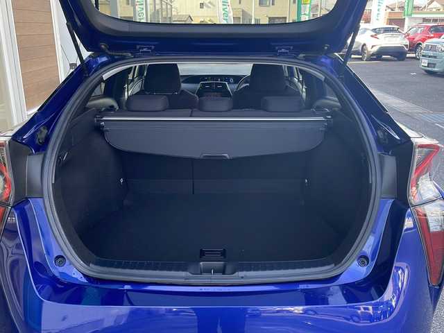 トヨタ プリウス S 岐阜県 2016(平28)年 1.6万km ダークブルーマイカM 禁煙車/純正ナビ/バックカメラ/プリクラッシュセーフティ/LDA/レーダークルーズコントロール/オートライト/オートハイビーム/プッシュスタート/スマートキー/ビルトインETC/純正フロアマット/ドアバイザー