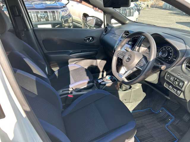 日産 ノート e－パワー X Bアロー 千葉県 2019(令1)年 1.7万km ブリリアントホワイトパール/スーパーブラック 2トーン ナビＭＭ３１８Ｄ－Ｗ　全方位カメラ　スマートルームミラー　ＥＴＣ　ドラレコ　クルーズコントロール　エマージェンシーブレーキ　レーンアシスト　オートライト　ステアスイッチ　スマートキー　１５インチＡＷ