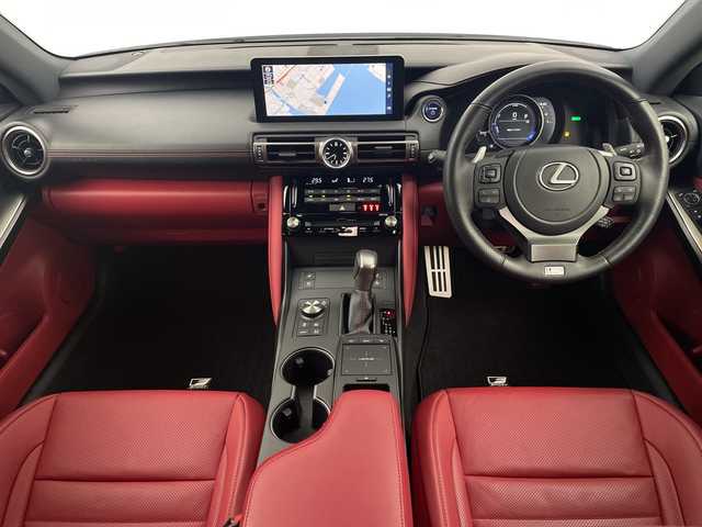 レクサス ＩＳ 鹿児島県 2020(令2)年 0.6万km ホワイトノーヴァガラスフレーク サンルーフ　/純正ナビ/（フルセグ/Bluetooth/CD/DVD）　/レーダークルーズコントロール　/パノラミックビューモニター　/プリクラッシュセーフティ　/ブラインドスポットモニター　/ベンチレーション　/メモリ付きパワーシート　/赤レザーシート　/オートハイビーム/オートライト/シートヒーター/エアシート/保証書/取扱説明書