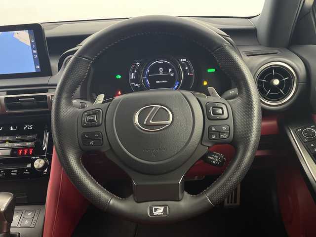 レクサス ＩＳ 鹿児島県 2020(令2)年 0.6万km ホワイトノーヴァガラスフレーク サンルーフ　/純正ナビ/（フルセグ/Bluetooth/CD/DVD）　/レーダークルーズコントロール　/パノラミックビューモニター　/プリクラッシュセーフティ　/ブラインドスポットモニター　/ベンチレーション　/メモリ付きパワーシート　/赤レザーシート　/オートハイビーム/オートライト/シートヒーター/エアシート/保証書/取扱説明書